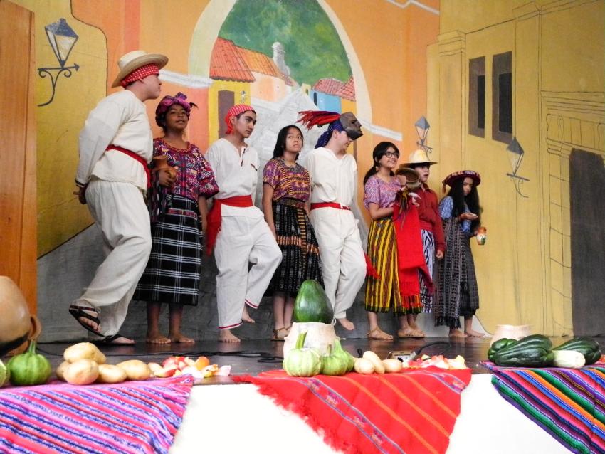 Semana Cultural Secundaria (trajes típicos, bailes regionales y doblajes)