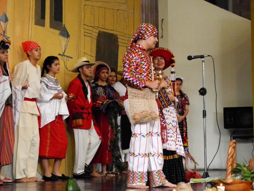 Semana Cultural Secundaria (trajes típicos, bailes regionales y doblajes)