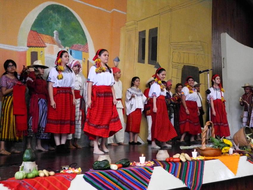 Semana Cultural Secundaria (trajes típicos, bailes regionales y doblajes)
