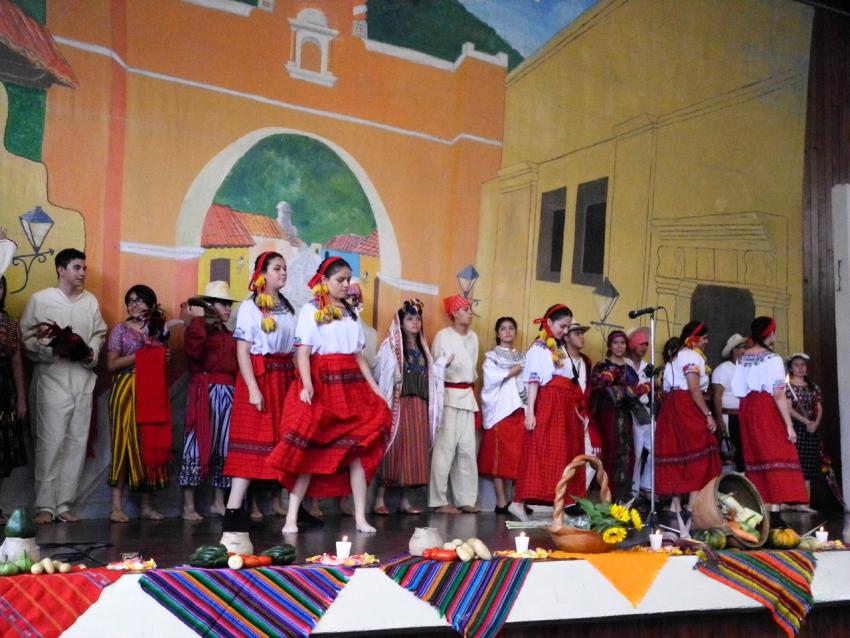 Semana Cultural Secundaria (trajes típicos, bailes regionales y doblajes)