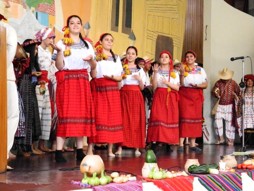 Semana Cultural Secundaria (trajes típicos, bailes regionales y doblajes)