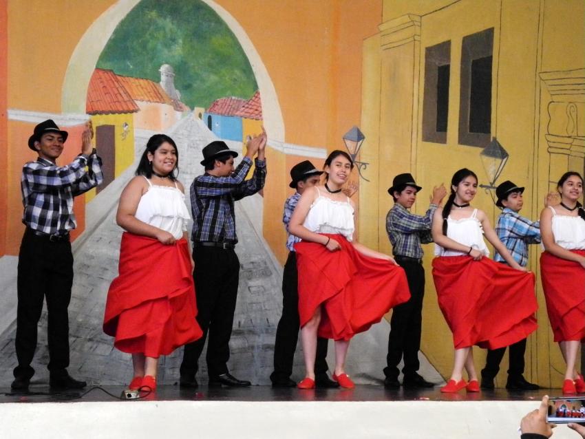 Semana Cultural Secundaria (trajes típicos, bailes regionales y doblajes)