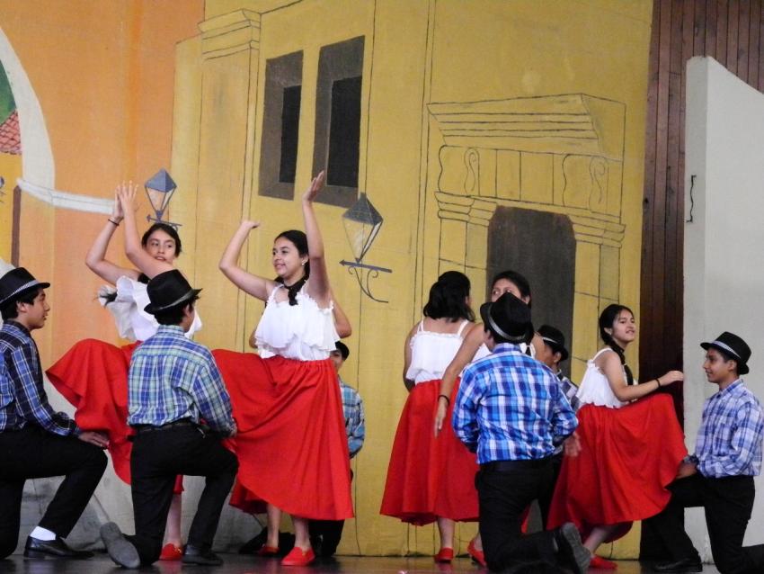 Semana Cultural Secundaria (trajes típicos, bailes regionales y doblajes)