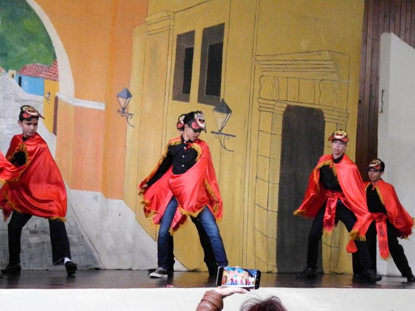 Semana Cultural Secundaria (trajes típicos, bailes regionales y doblajes)