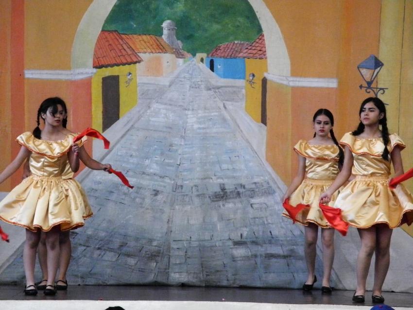 Semana Cultural Secundaria (trajes típicos, bailes regionales y doblajes)
