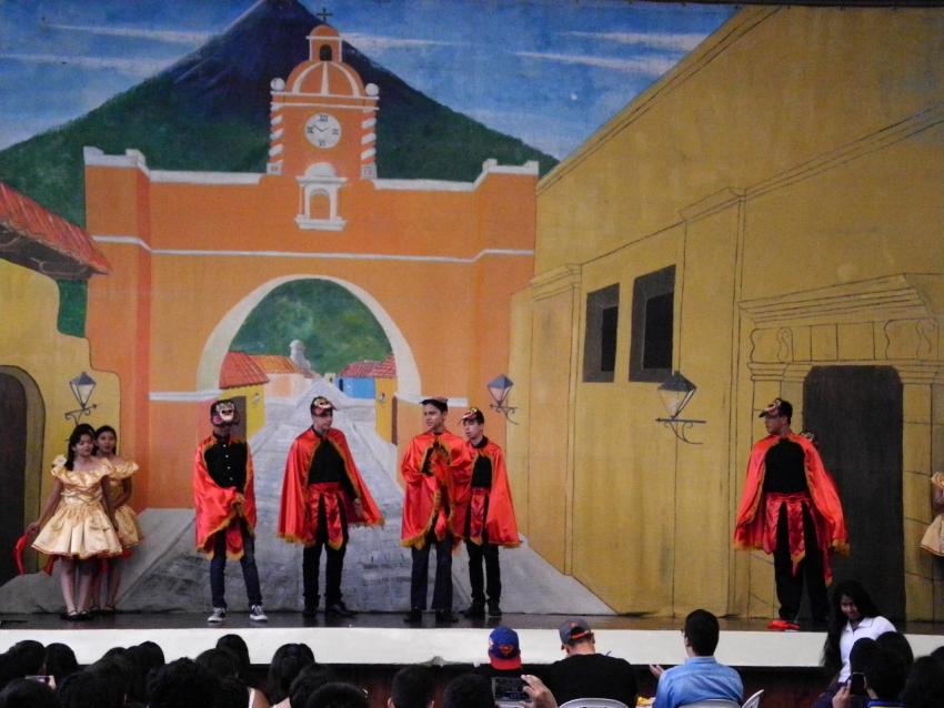 Semana Cultural Secundaria (trajes típicos, bailes regionales y doblajes)