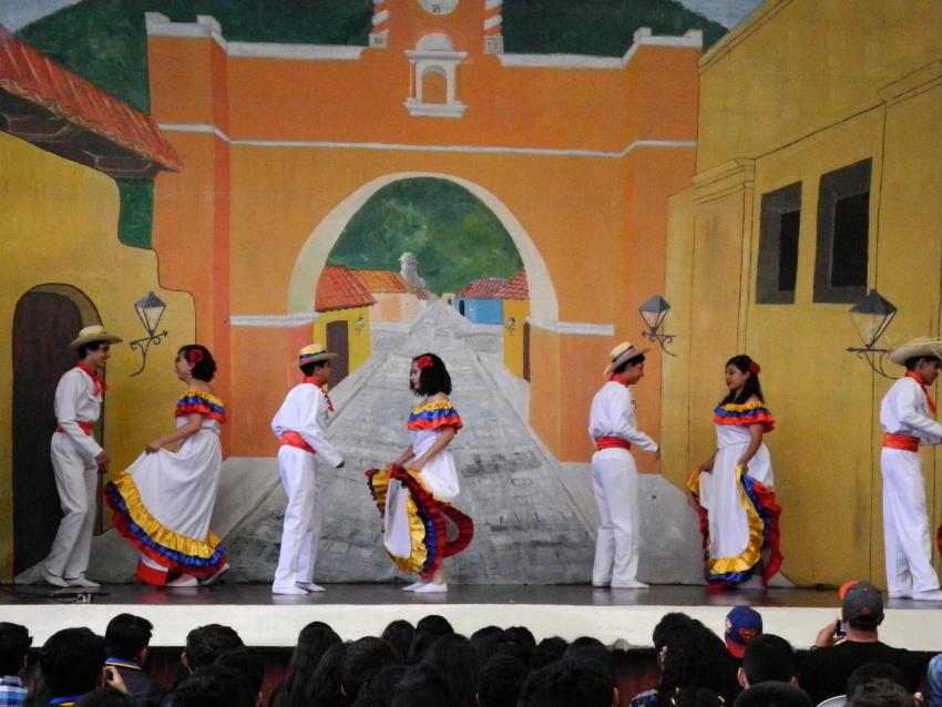 Semana Cultural Secundaria (trajes típicos, bailes regionales y doblajes)