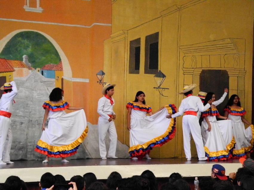 Semana Cultural Secundaria (trajes típicos, bailes regionales y doblajes)