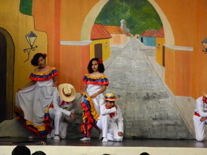 Semana Cultural Secundaria (trajes típicos, bailes regionales y doblajes)