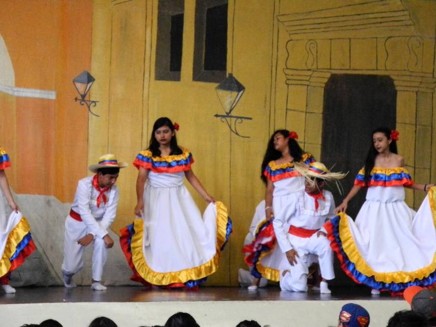 Semana Cultural Secundaria (trajes típicos, bailes regionales y doblajes)