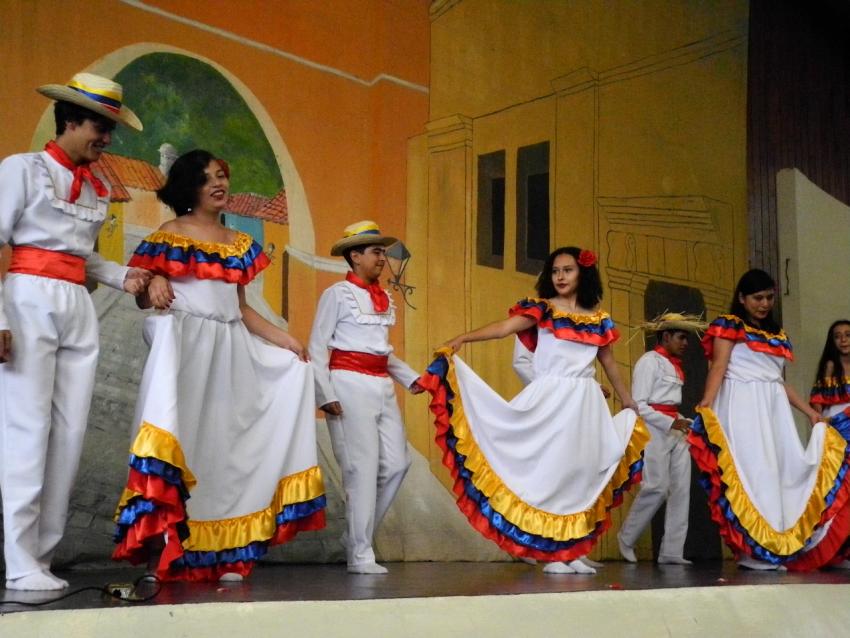 Semana Cultural Secundaria (trajes típicos, bailes regionales y doblajes)