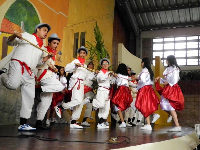 Semana Cultural Secundaria (trajes típicos, bailes regionales y doblajes)