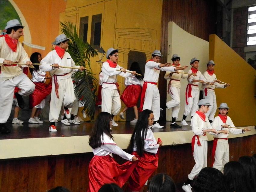 Semana Cultural Secundaria (trajes típicos, bailes regionales y doblajes)