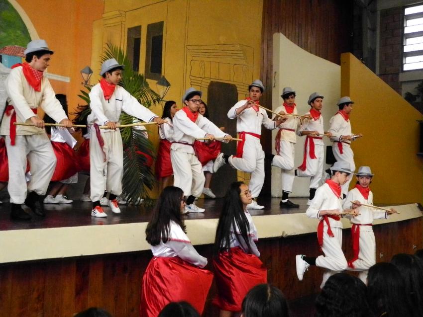 Semana Cultural Secundaria (trajes típicos, bailes regionales y doblajes)