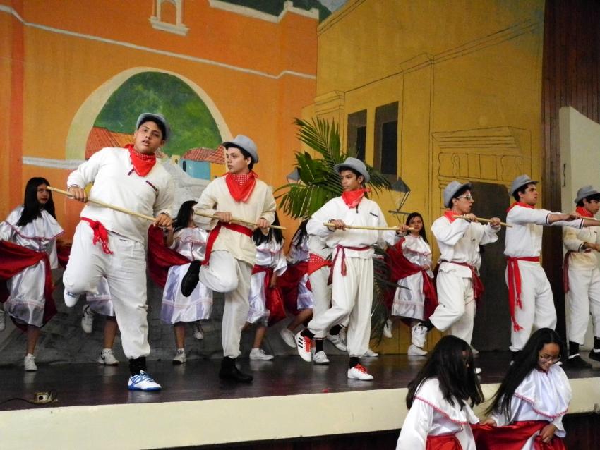 Semana Cultural Secundaria (trajes típicos, bailes regionales y doblajes)
