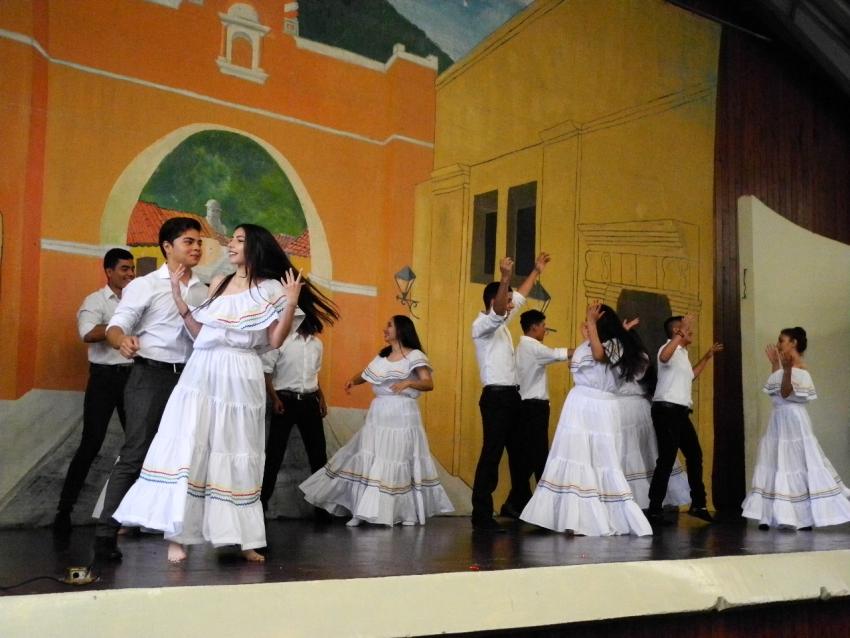 Semana Cultural Secundaria (trajes típicos, bailes regionales y doblajes)