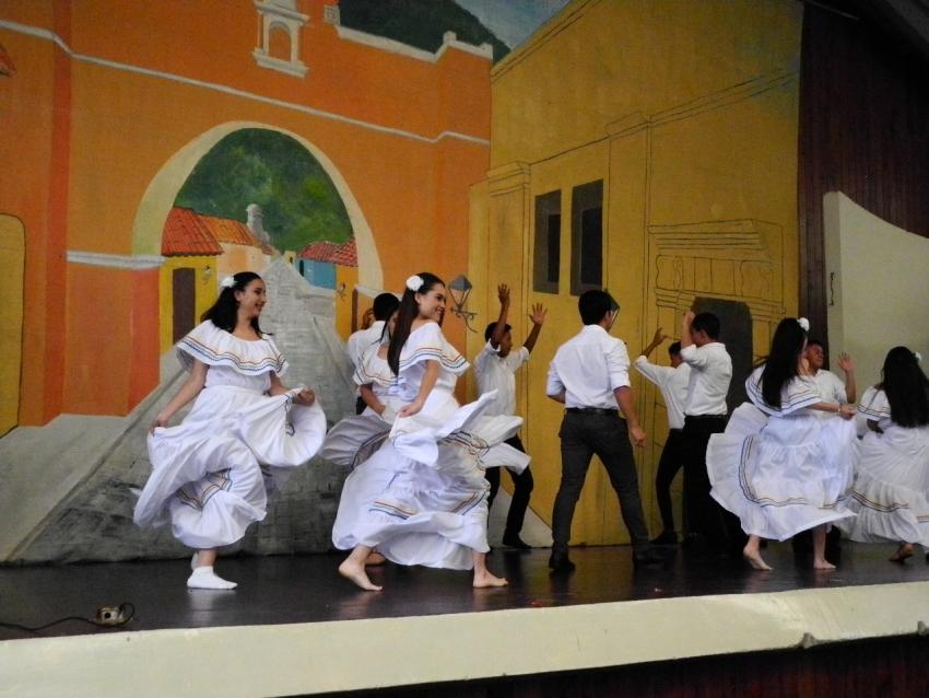 Semana Cultural Secundaria (trajes típicos, bailes regionales y doblajes)