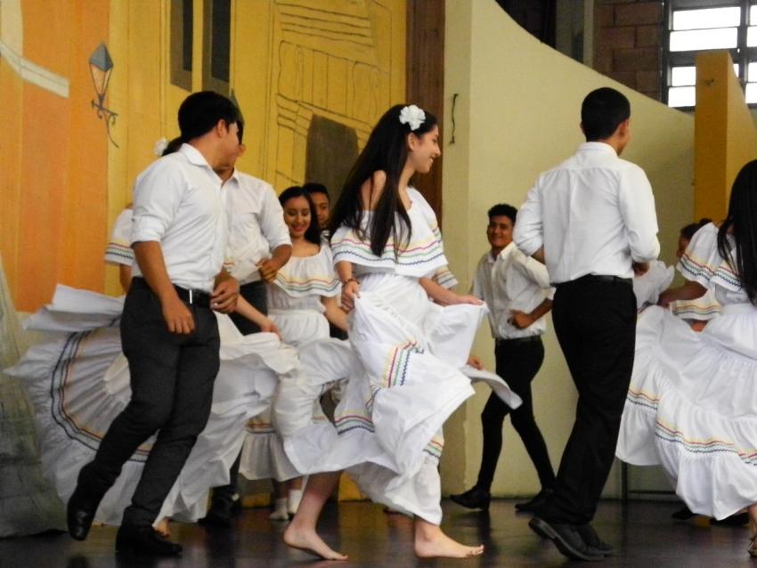 Semana Cultural Secundaria (trajes típicos, bailes regionales y doblajes)