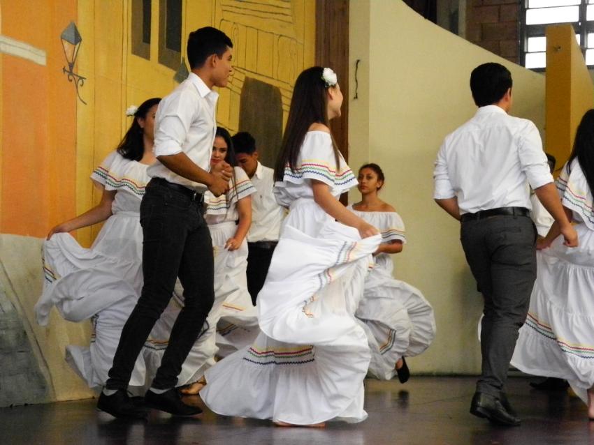 Semana Cultural Secundaria (trajes típicos, bailes regionales y doblajes)