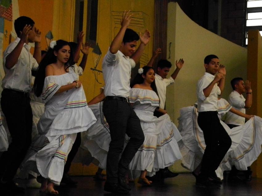 Semana Cultural Secundaria (trajes típicos, bailes regionales y doblajes)
