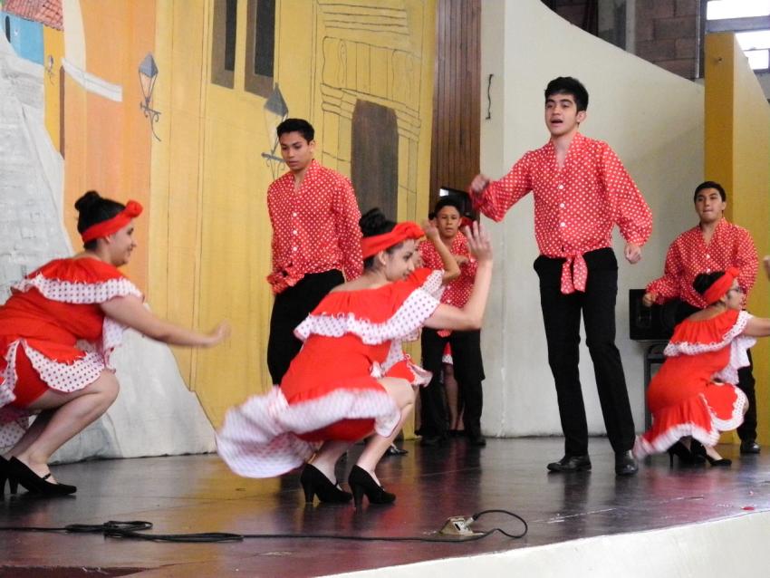 Semana Cultural Secundaria (trajes típicos, bailes regionales y doblajes)