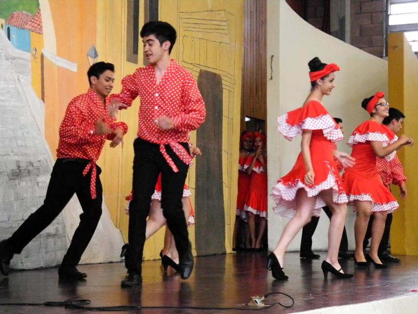 Semana Cultural Secundaria (trajes típicos, bailes regionales y doblajes)