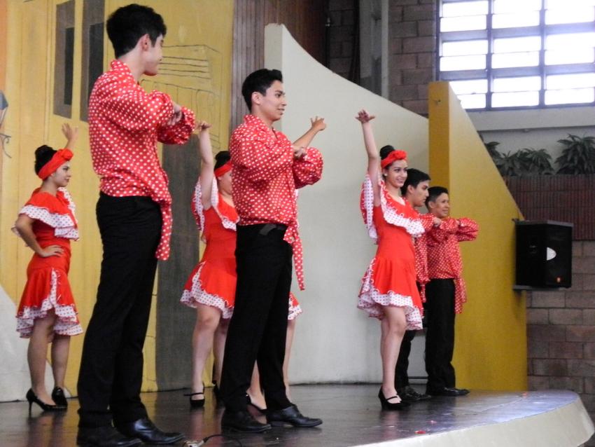 Semana Cultural Secundaria (trajes típicos, bailes regionales y doblajes)