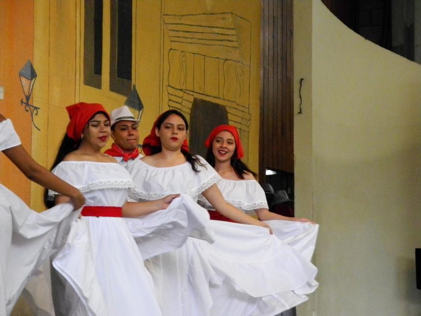 Semana Cultural Secundaria (trajes típicos, bailes regionales y doblajes)