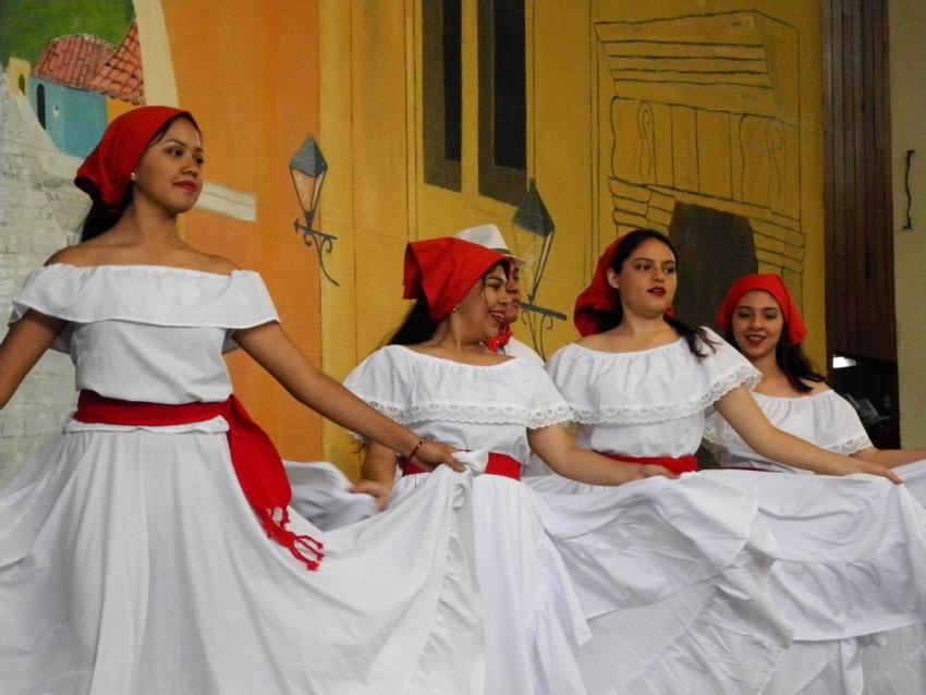 Semana Cultural Secundaria (trajes típicos, bailes regionales y doblajes)