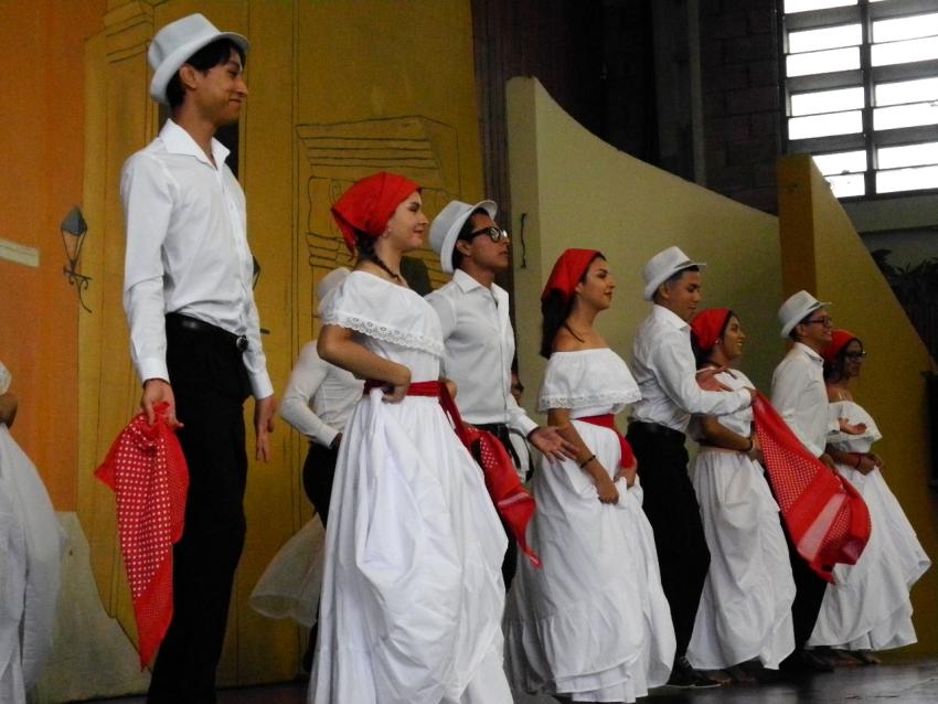Semana Cultural Secundaria (trajes típicos, bailes regionales y doblajes)