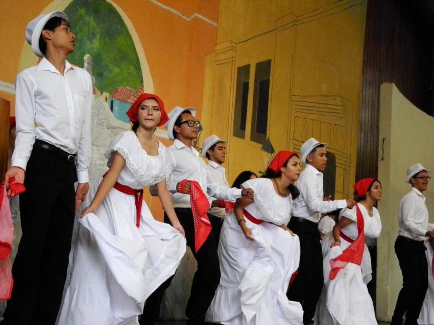 Semana Cultural Secundaria (trajes típicos, bailes regionales y doblajes)