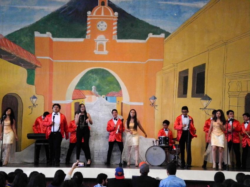 Semana Cultural Secundaria (trajes típicos, bailes regionales y doblajes)