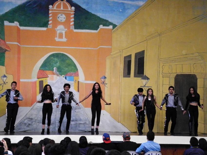 Semana Cultural Secundaria (trajes típicos, bailes regionales y doblajes)