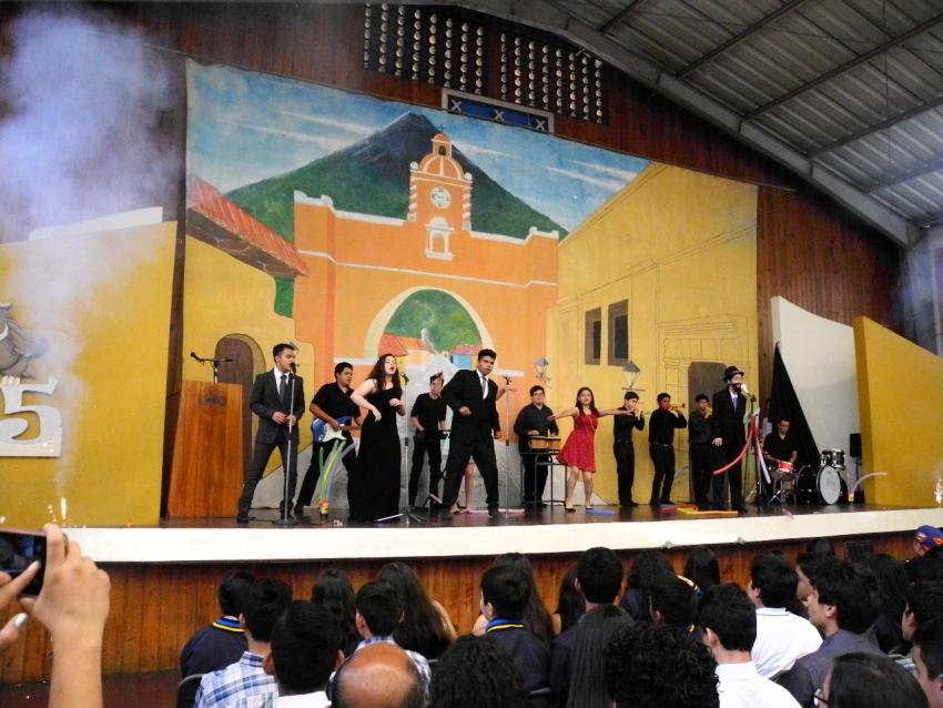 Semana Cultural Secundaria (trajes típicos, bailes regionales y doblajes)