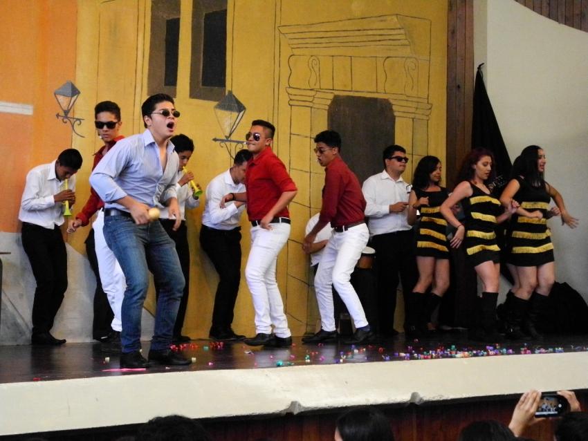Semana Cultural Secundaria (trajes típicos, bailes regionales y doblajes)