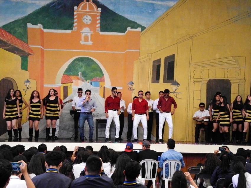 Semana Cultural Secundaria (trajes típicos, bailes regionales y doblajes)