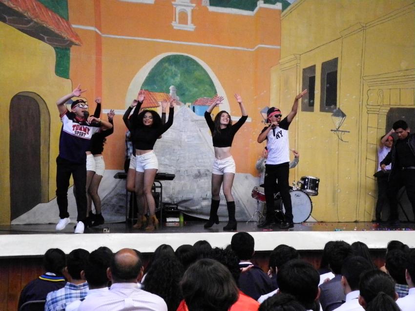 Semana Cultural Secundaria (trajes típicos, bailes regionales y doblajes)