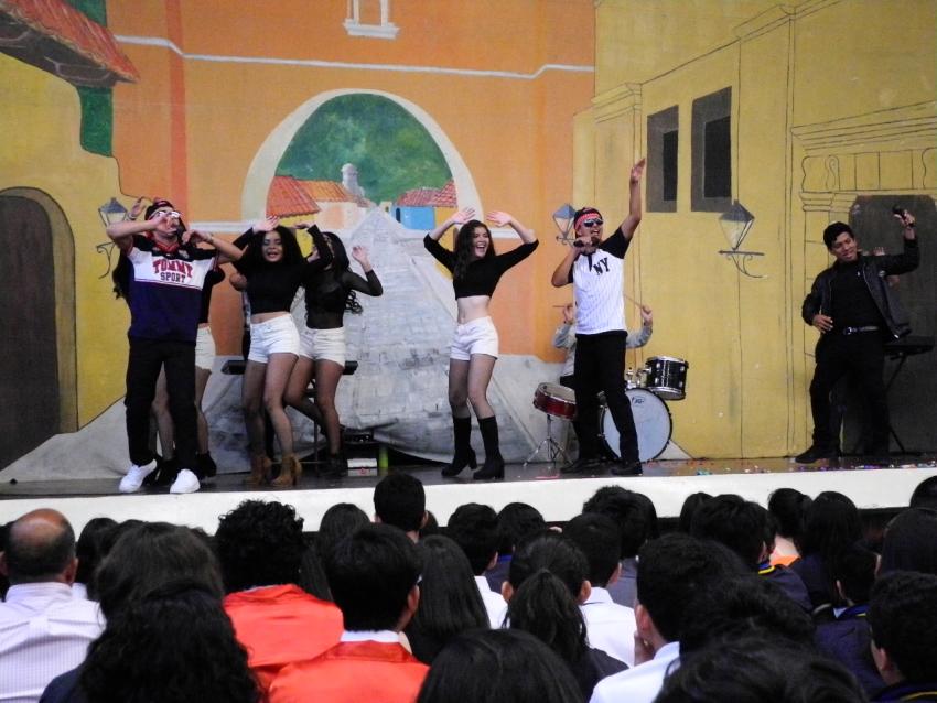 Semana Cultural Secundaria (trajes típicos, bailes regionales y doblajes)