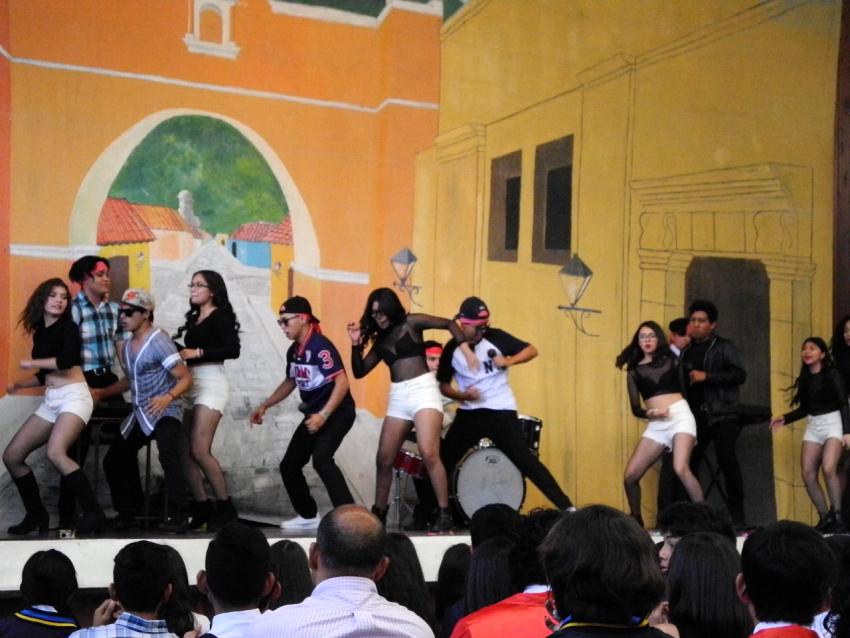 Semana Cultural Secundaria (trajes típicos, bailes regionales y doblajes)