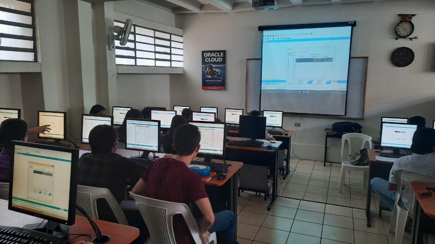 Introducción a Cisco Packet Tracer y configuración inicial de Switches Cisco. Liceo Chapero/ Cisco Networking Academy