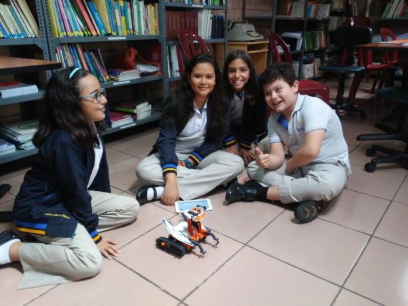 Estudiantes utilizan computadoras y recursos tecnológicos durante un taller.
