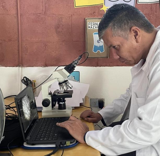 Práctica educativa en el laboratorio de biología.