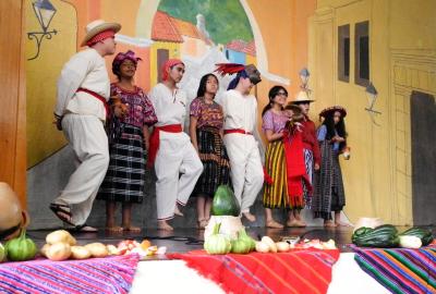 Semana Cultural Secundaria (trajes típicos, bailes regionales y doblajes)